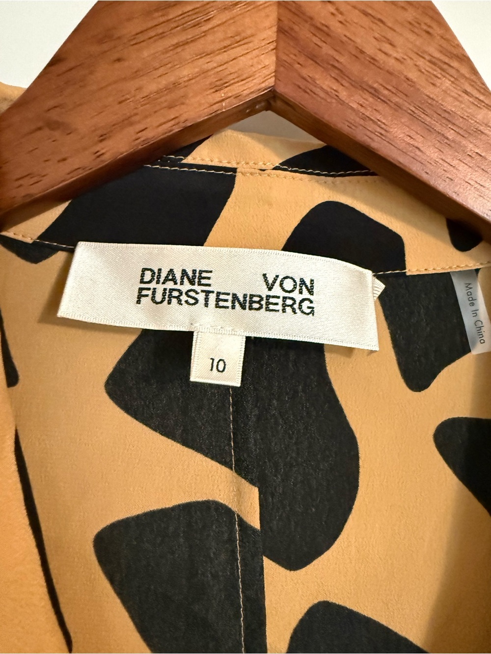 DIANE VON FURSTENBERG Size 10 Eden 
Giraffe Printed Crepe De Chine Wrap Dress - Picture 5 of 7
